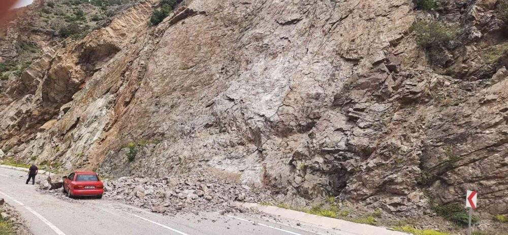 Otomobil faciadan saniyelerle kurtuldu