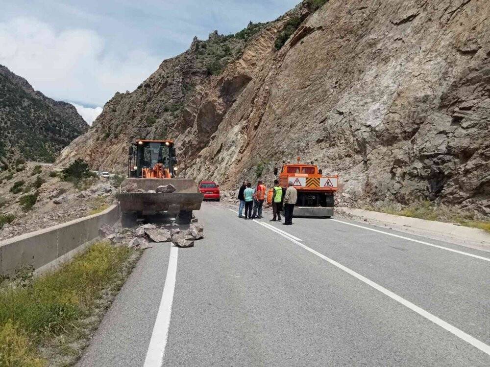 Otomobil faciadan saniyelerle kurtuldu