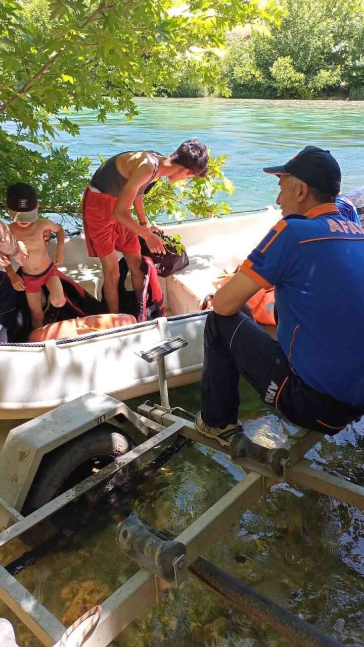 Baraj kapakları açılınca mahsur kalan 7 kişiyi AFAD kurtardı