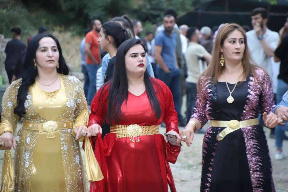 Fotoğrafçılardan sınırdaki düğüne yoğun ilgi