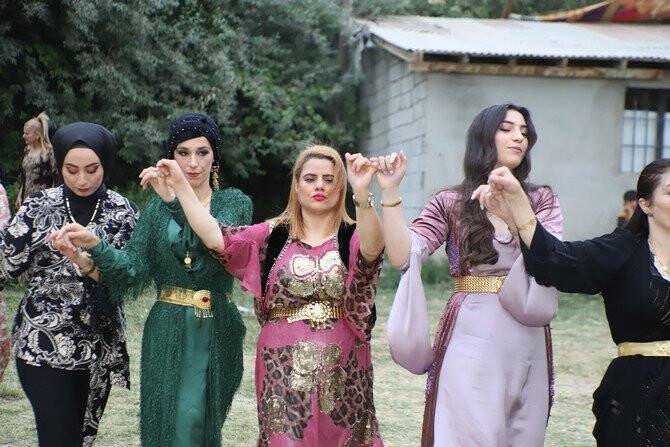 Fotoğrafçılardan sınırdaki düğüne yoğun ilgi