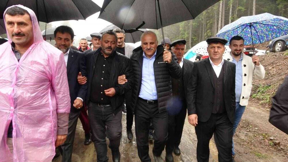 Gelin gibi süsledikleri inekleri ile yaylanın yolunu tuttular