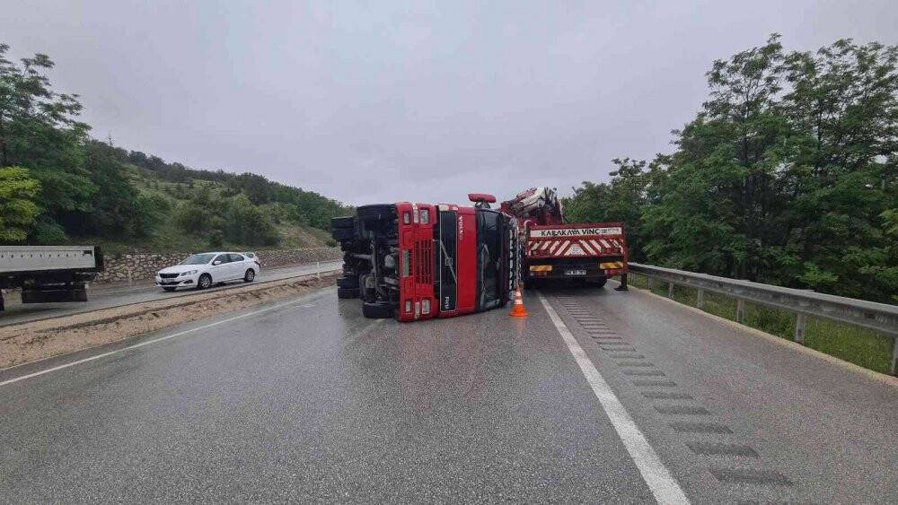 Kurban yüklü tır devrildi