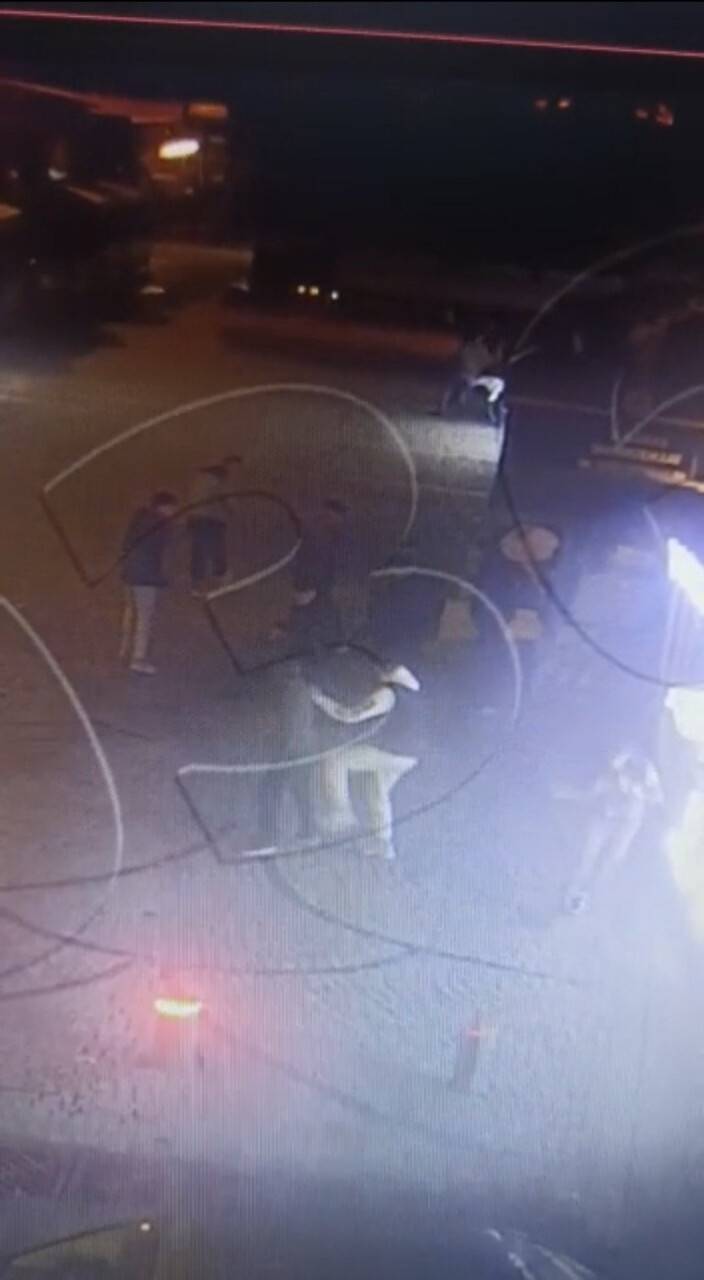 Şakalaşıyormuş gibi yapıp bacaklarından vurdu