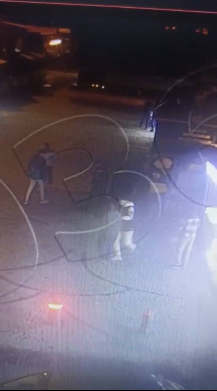 Şakalaşıyormuş gibi yapıp bacaklarından vurdu