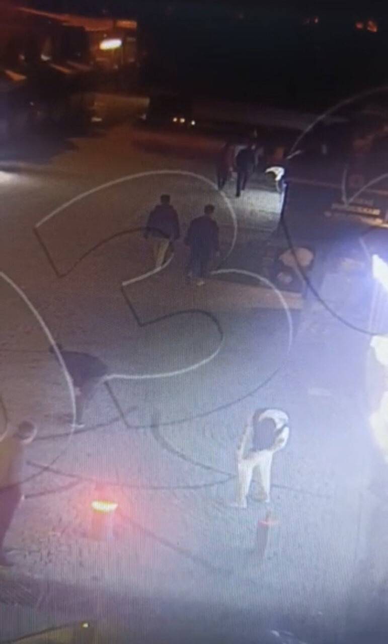 Şakalaşıyormuş gibi yapıp bacaklarından vurdu