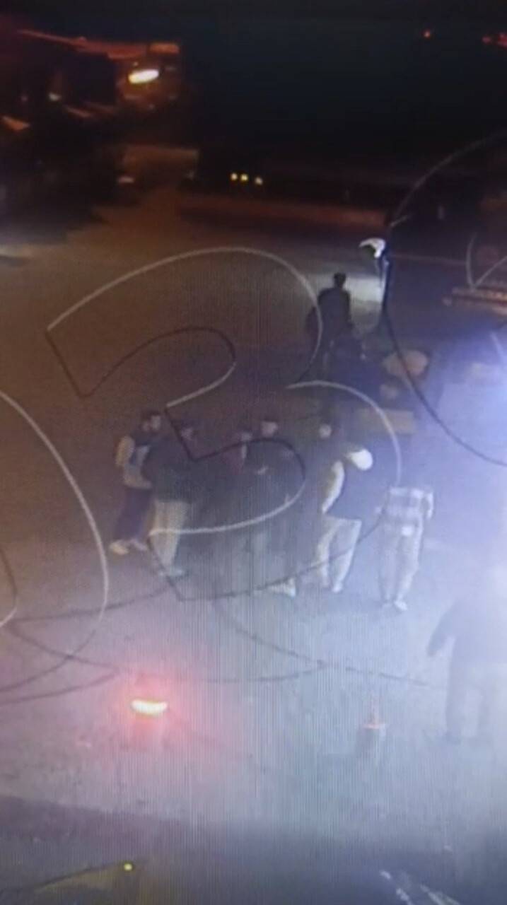 Şakalaşıyormuş gibi yapıp bacaklarından vurdu