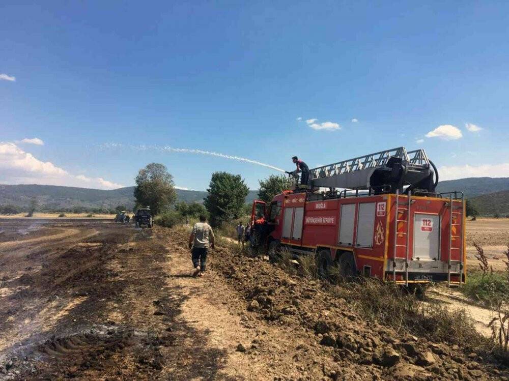 Saman basma makinesi tarlayı yaktı