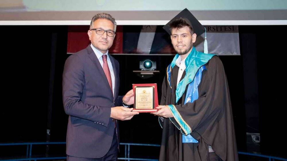 SÜ Uluslararası İlişkiler Bölümü2nden 219 öğrenci mezun oldu