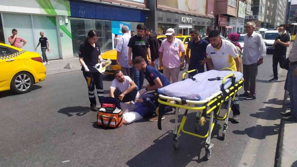 Bahçelievler’de ambulans yayaya çarptı