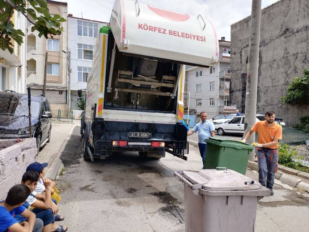 Bir günde tonlarca atık toplandı