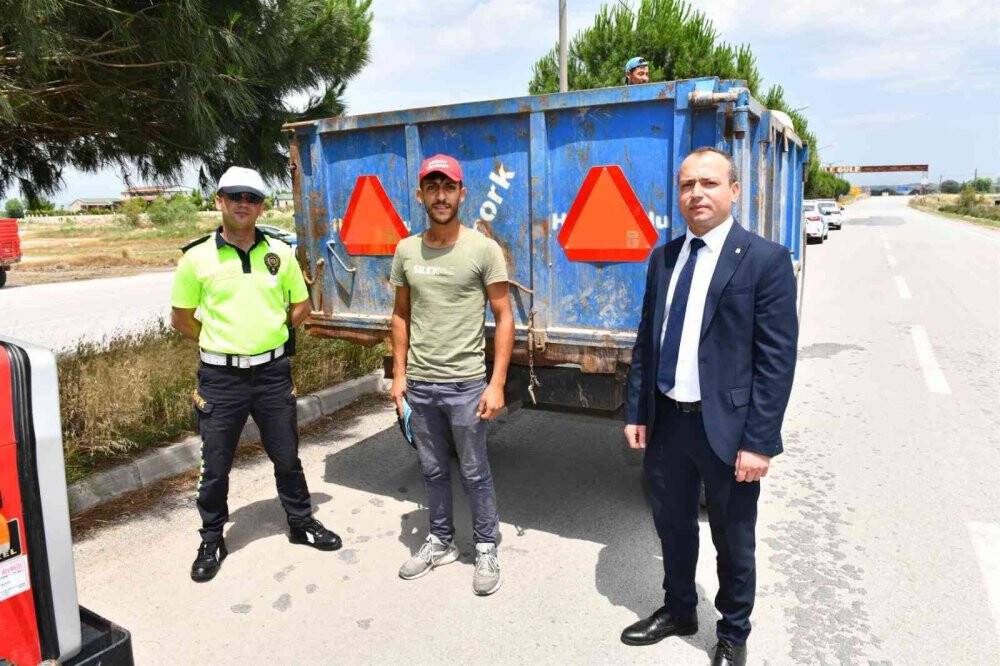 Büyükşehir’den traktörü olan çiftçilere reflektör desteği