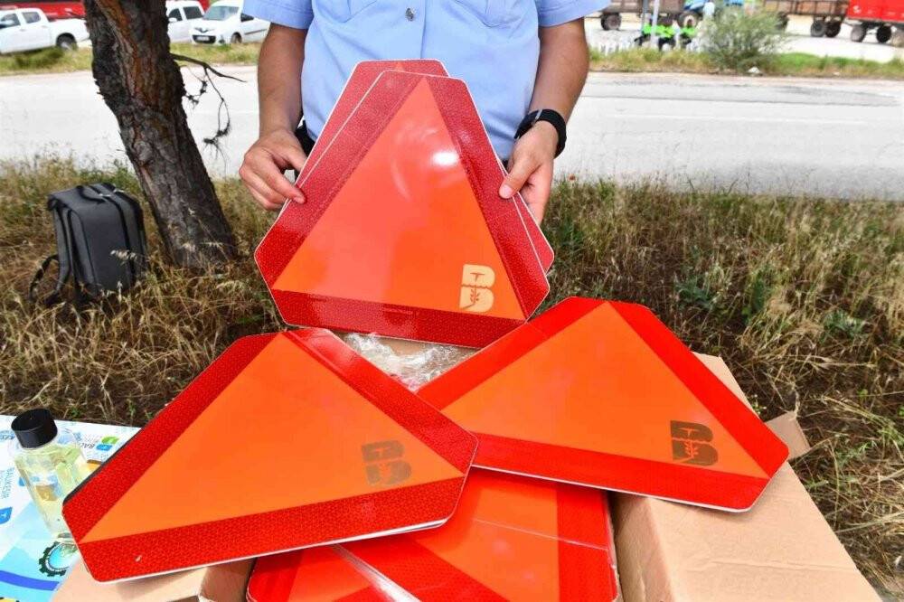 Büyükşehir’den traktörü olan çiftçilere reflektör desteği