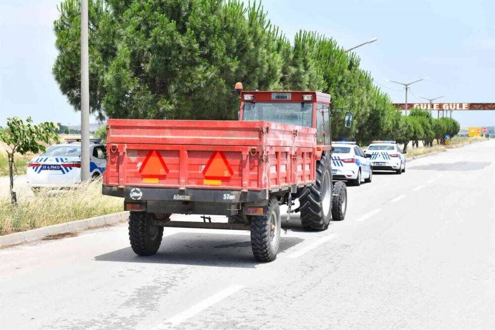 Büyükşehir’den traktörü olan çiftçilere reflektör desteği