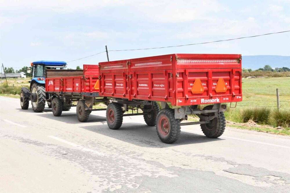 Büyükşehir’den traktörü olan çiftçilere reflektör desteği