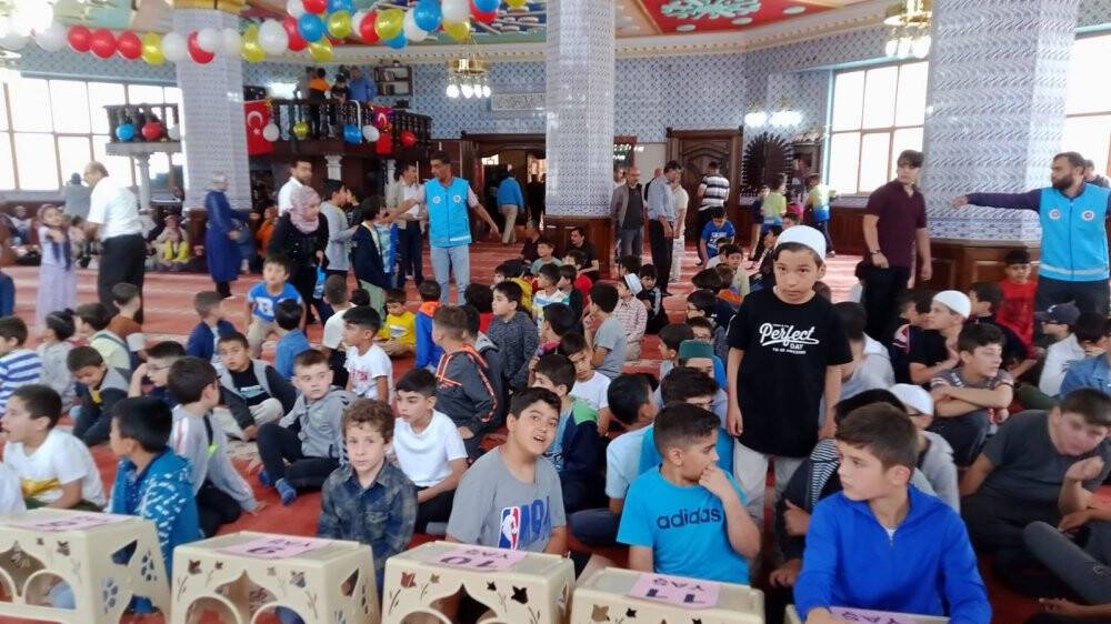 Kur’an kurslarına gelen çocuklar şekerlemelerle karşılandı