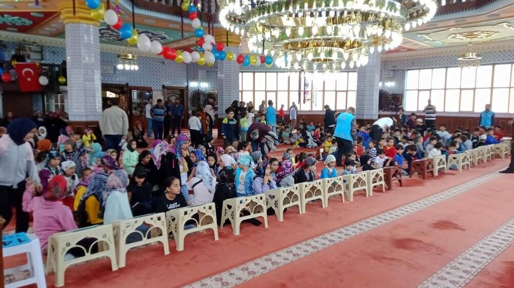 Kur’an kurslarına gelen çocuklar şekerlemelerle karşılandı