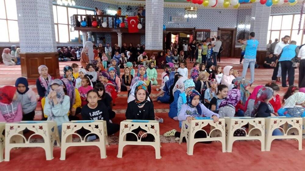 Kur’an kurslarına gelen çocuklar şekerlemelerle karşılandı