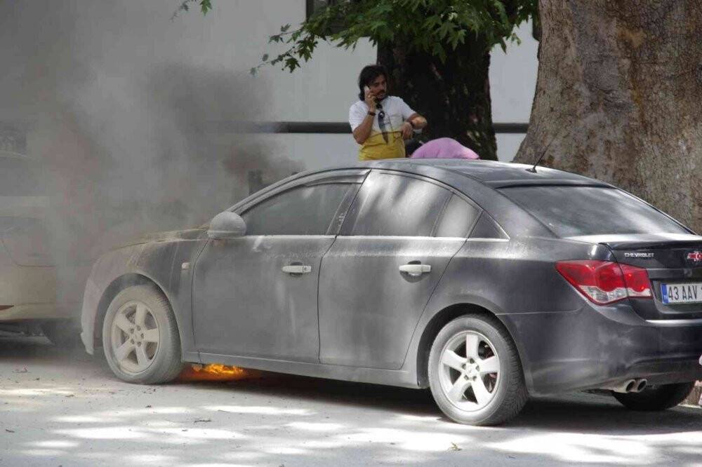 Kütahya’da park halindeki araçta yangın