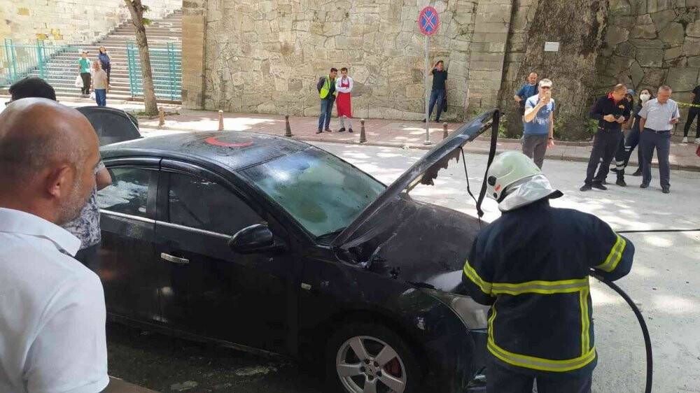 Kütahya’da park halindeki araçta yangın