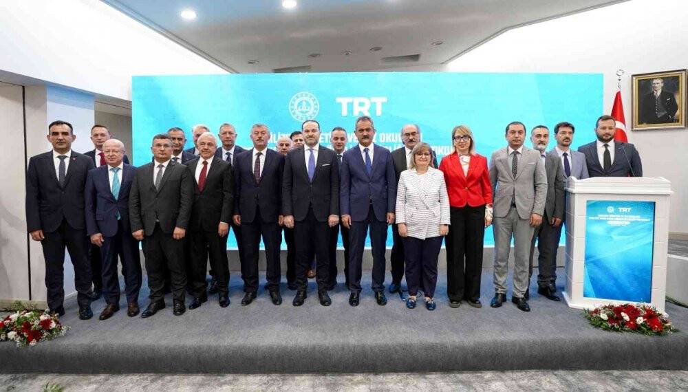 Milli Eğitim Bakanı Mahmut Özer İngilizce ve Arapça kursları açacakları müjdesini verdi