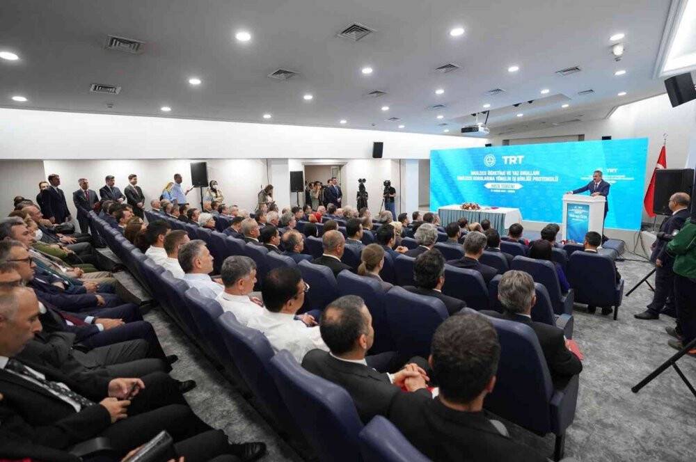 Milli Eğitim Bakanı Mahmut Özer İngilizce ve Arapça kursları açacakları müjdesini verdi