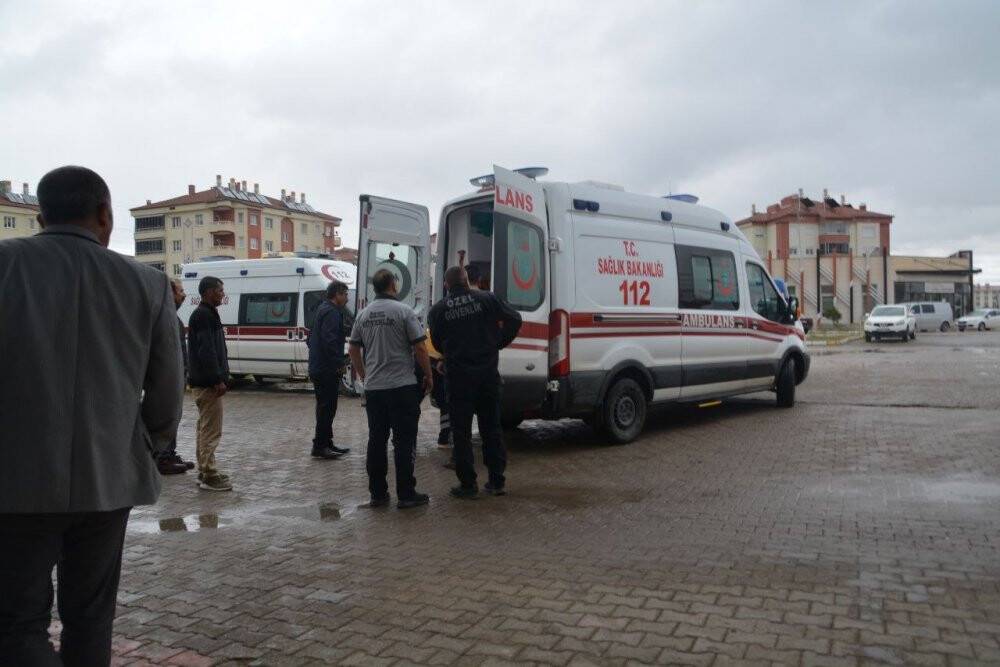 Otomobil tır dorsesine saplandı: 1’i ağır 3 yaralı