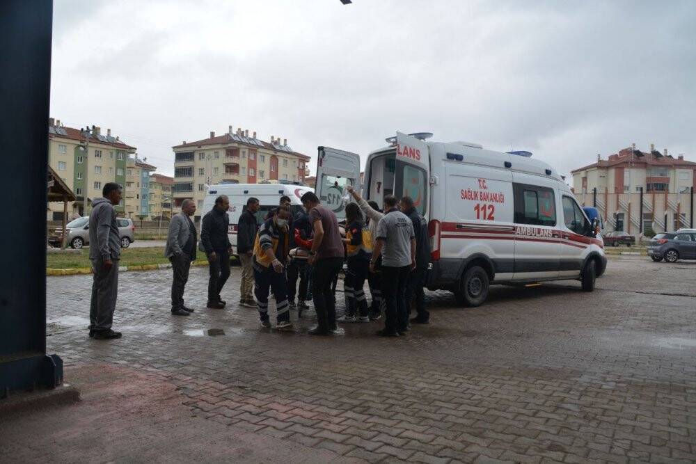 Otomobil tır dorsesine saplandı: 1’i ağır 3 yaralı