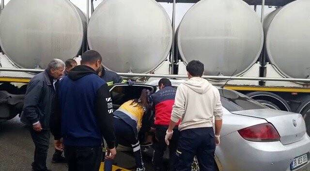 Otomobil tır dorsesine saplandı: 1’i ağır 3 yaralı