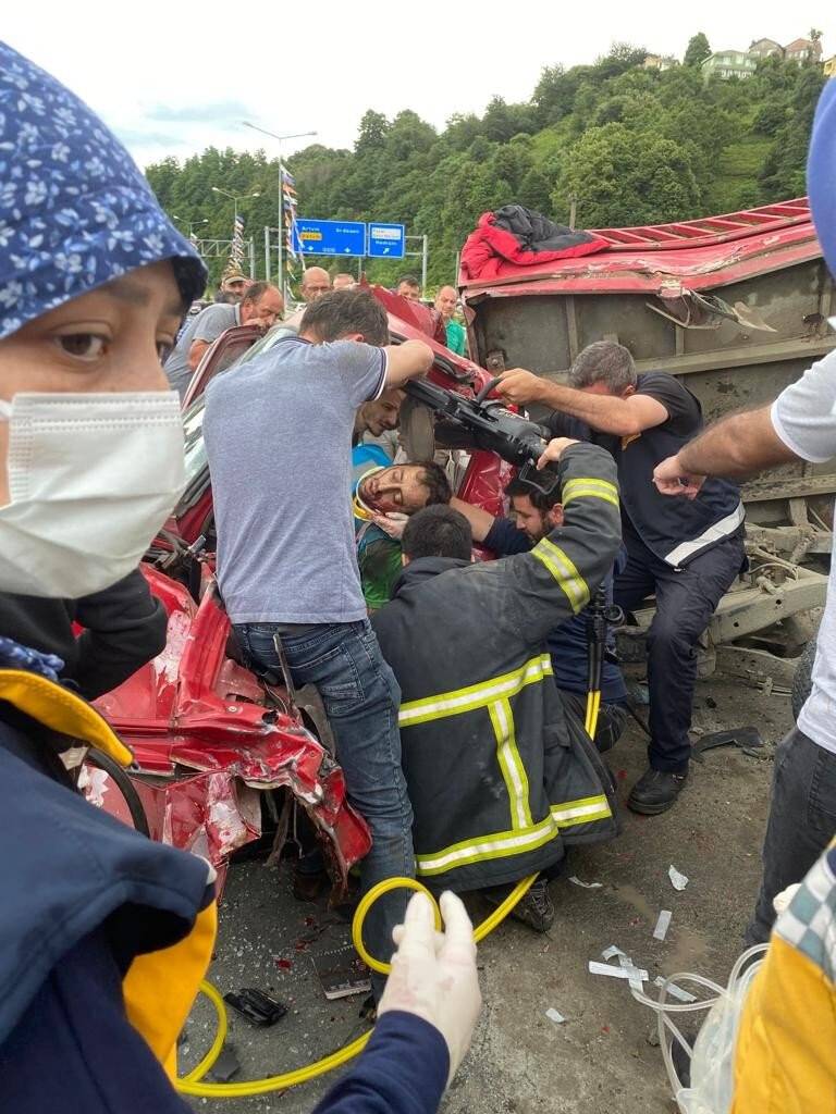 Rize’de tur otobüsü kamyonete çarptı: 1 ağır yaralı