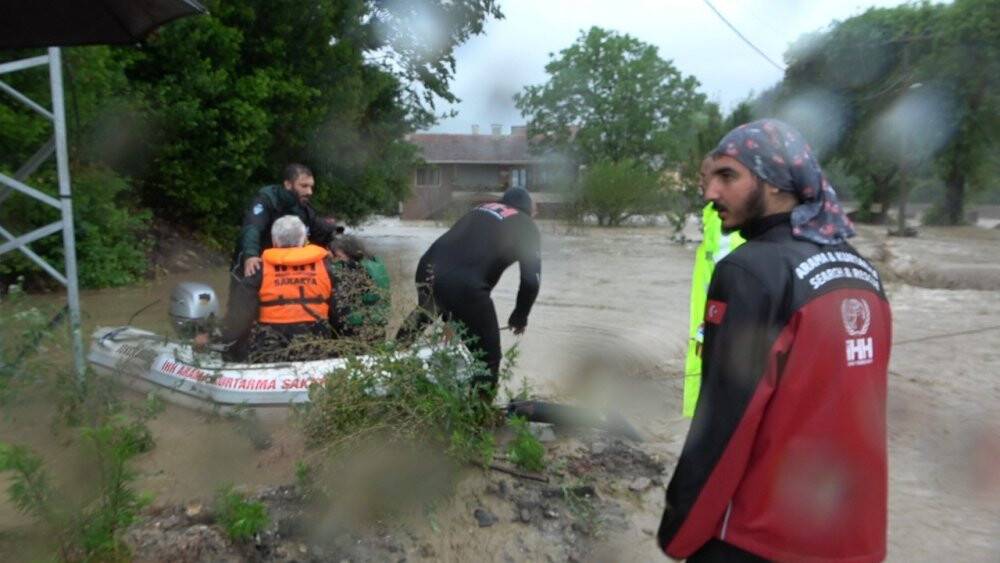 Selde mahsur kalan vatandaşlar botlarla tahliye ediliyor