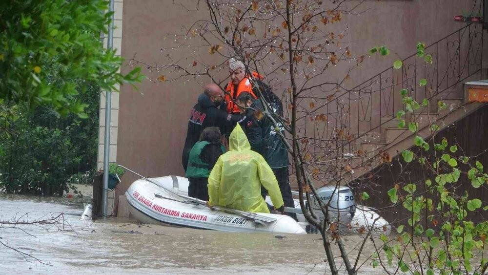 Selde mahsur kalan vatandaşlar botlarla tahliye ediliyor