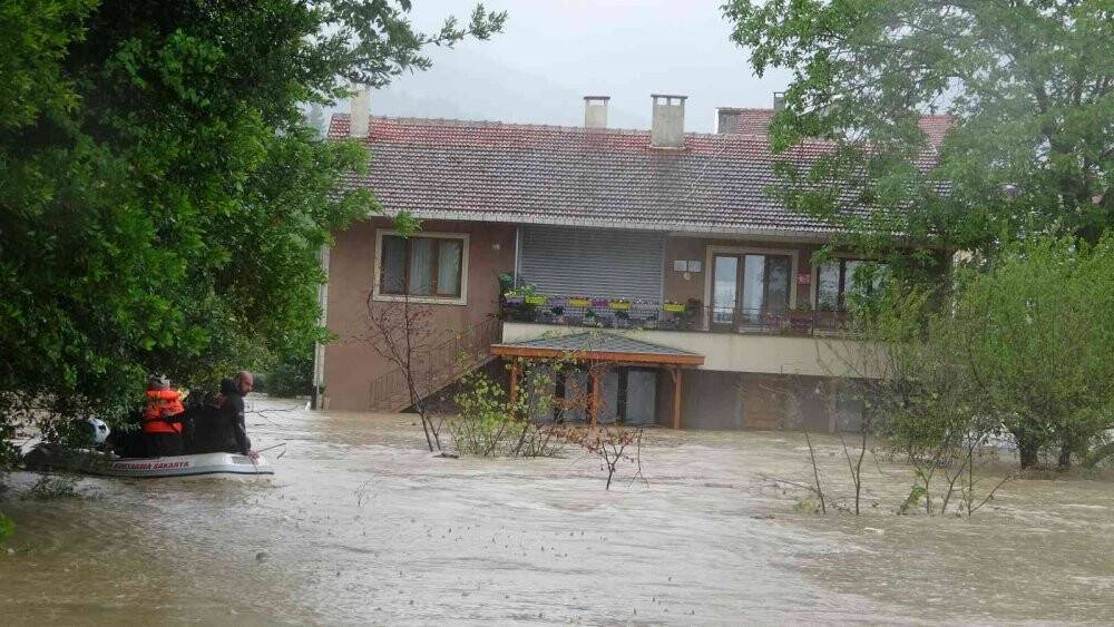 Selde mahsur kalan vatandaşlar botlarla tahliye ediliyor
