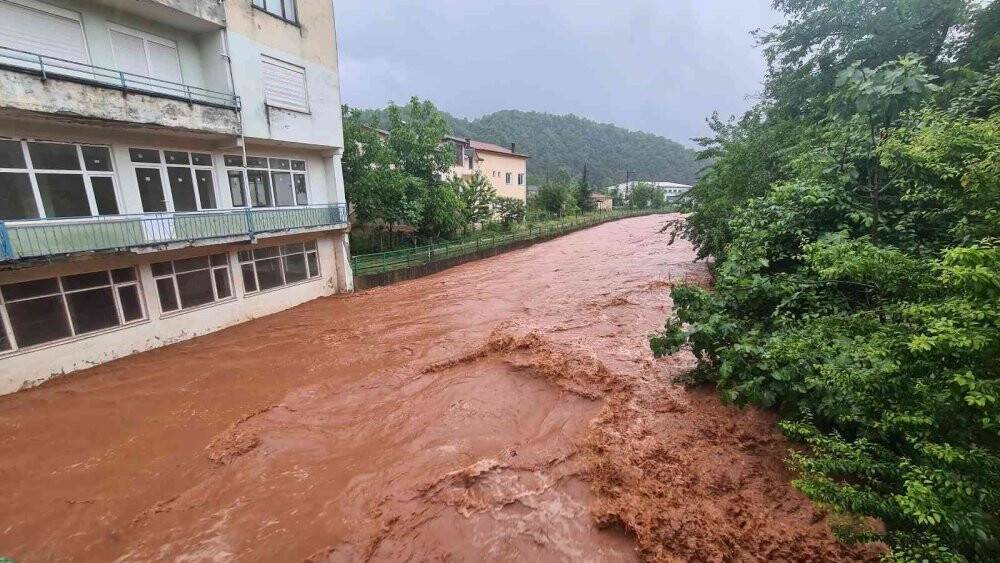 Taşma noktasına gelen dere evler için tehlike oluşturuyor