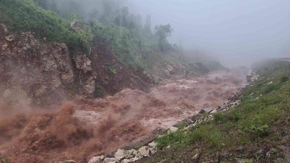 Taşma noktasına gelen dere evler için tehlike oluşturuyor