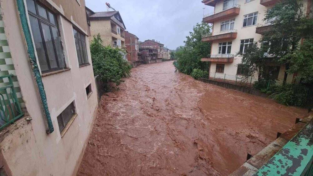 Taşma noktasına gelen dere evler için tehlike oluşturuyor