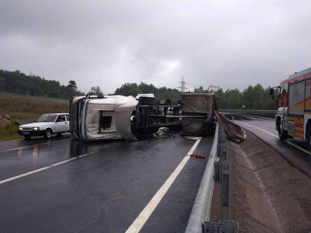 Tır devrildi, toz kömür yola dağıldı