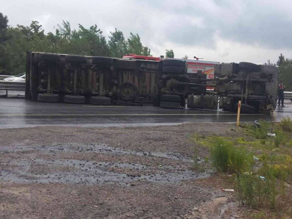 Tır devrildi, toz kömür yola dağıldı