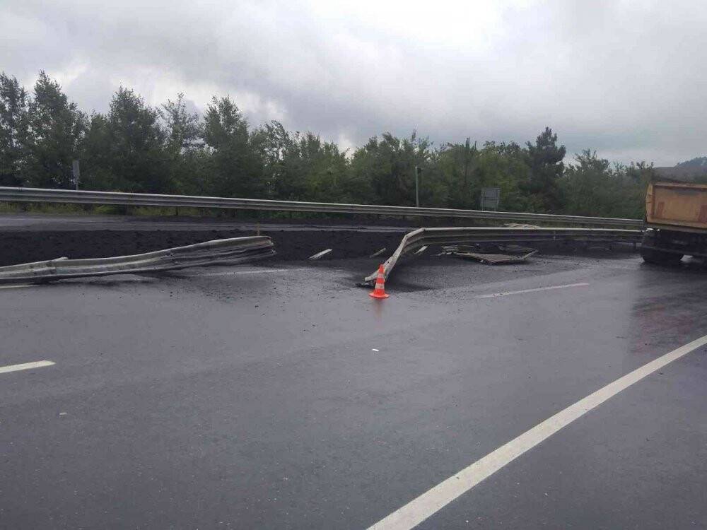 Tır devrildi, toz kömür yola dağıldı