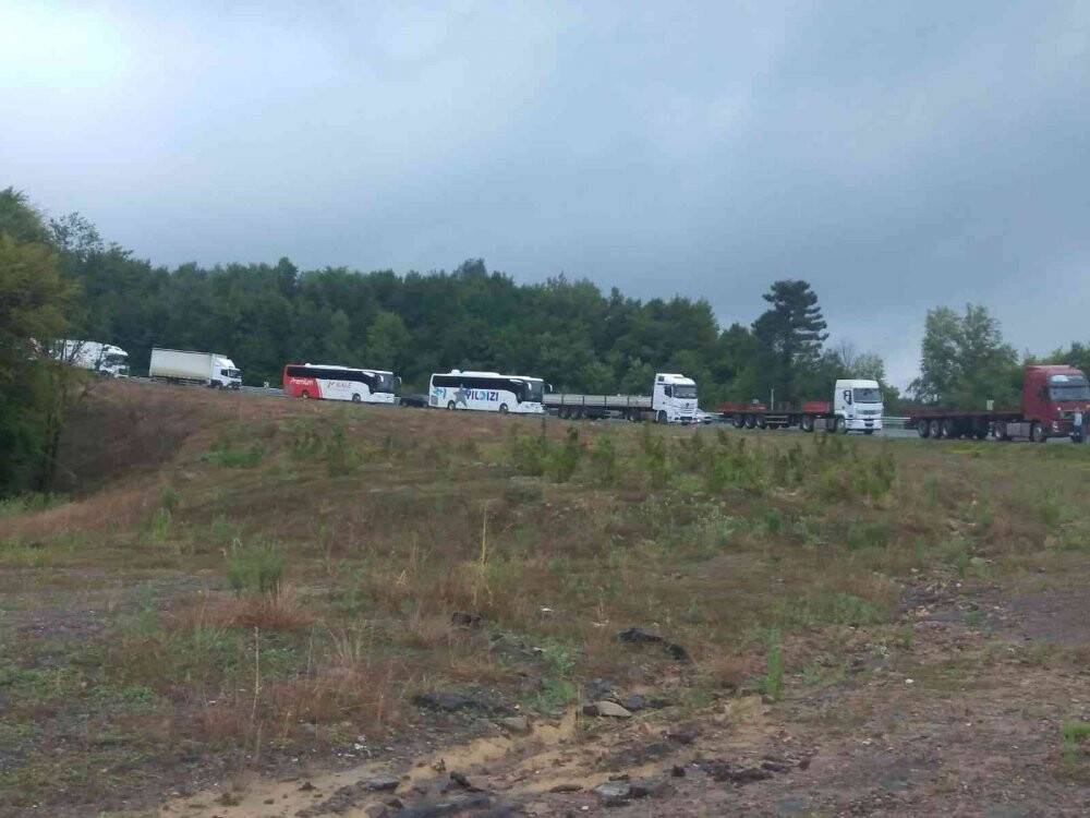 Tır devrildi, toz kömür yola dağıldı