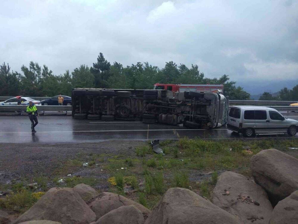 Tır devrildi, toz kömür yola dağıldı