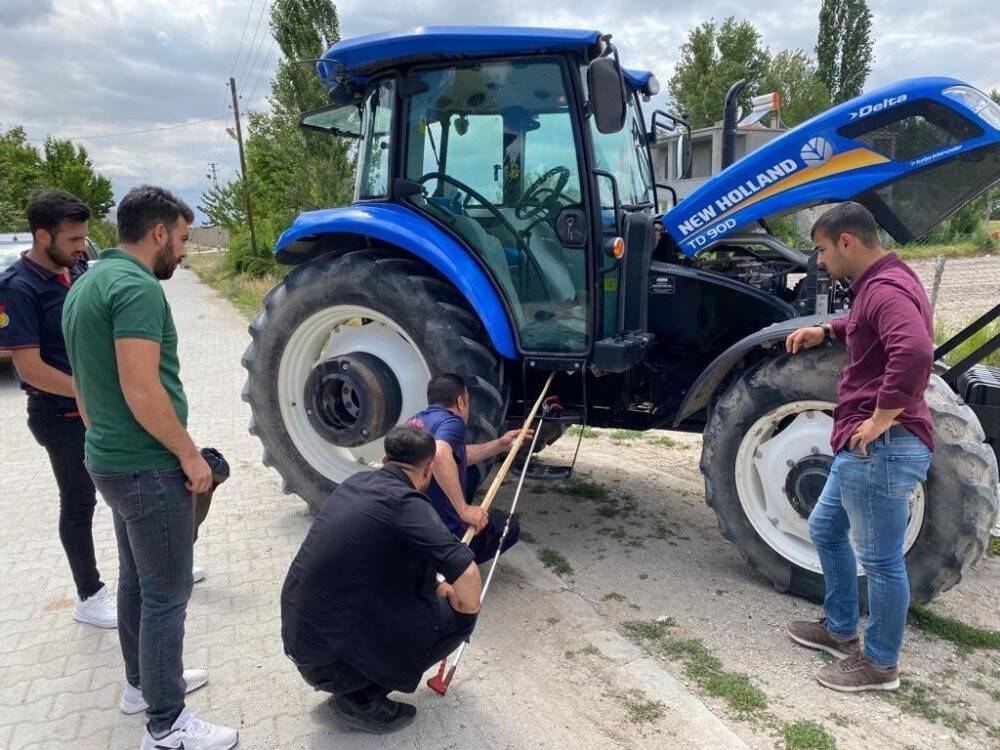 Traktöre giren 1,5 metrelik yılan paniğe neden oldu