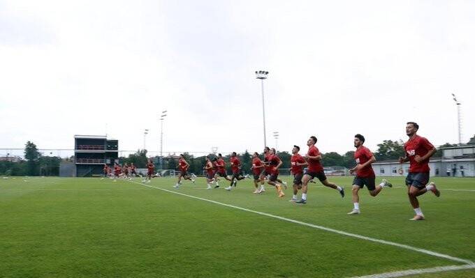 Abdülkerim Bardakçı Galatasaray'la ilk antrenmanına çıktı