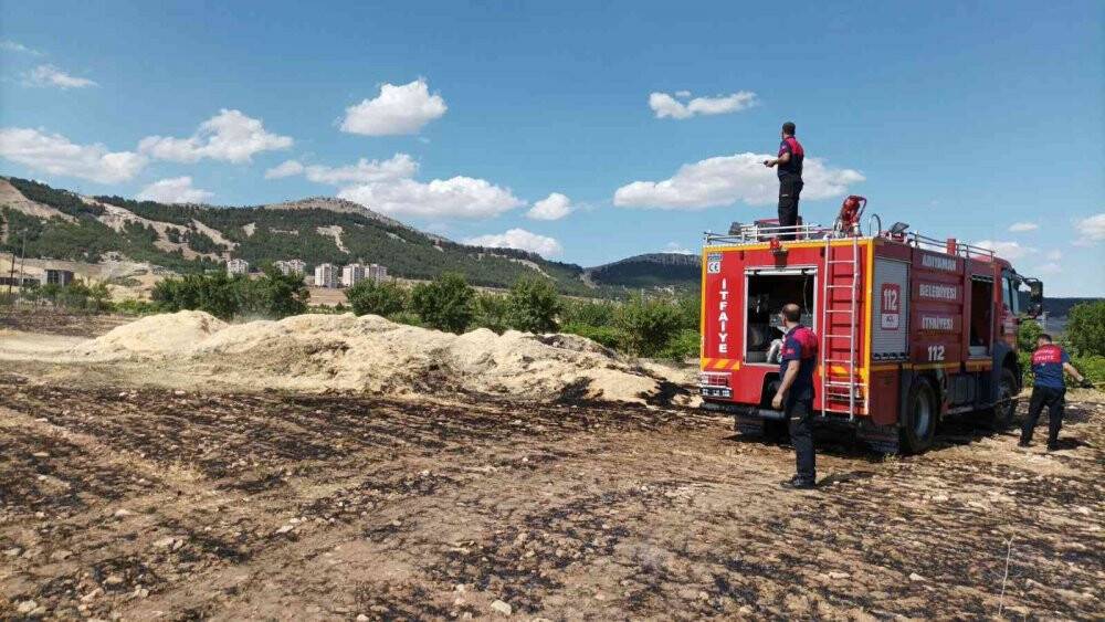 Anız yangınında 15 ton saman kül oldu