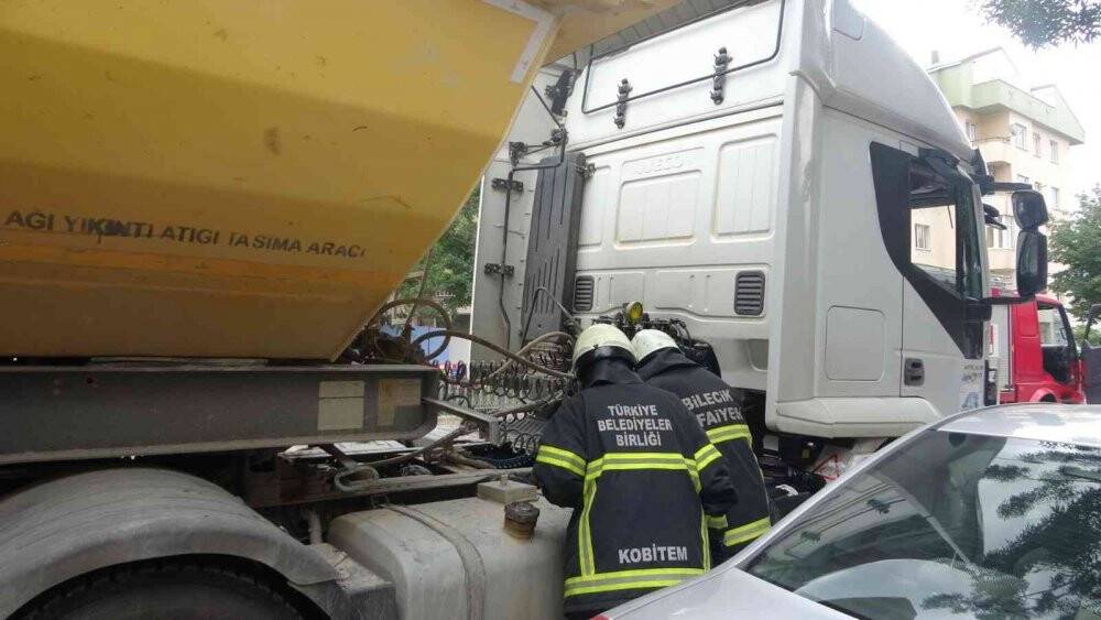 Bilecik’te seyir halindeki kamyon alev aldı