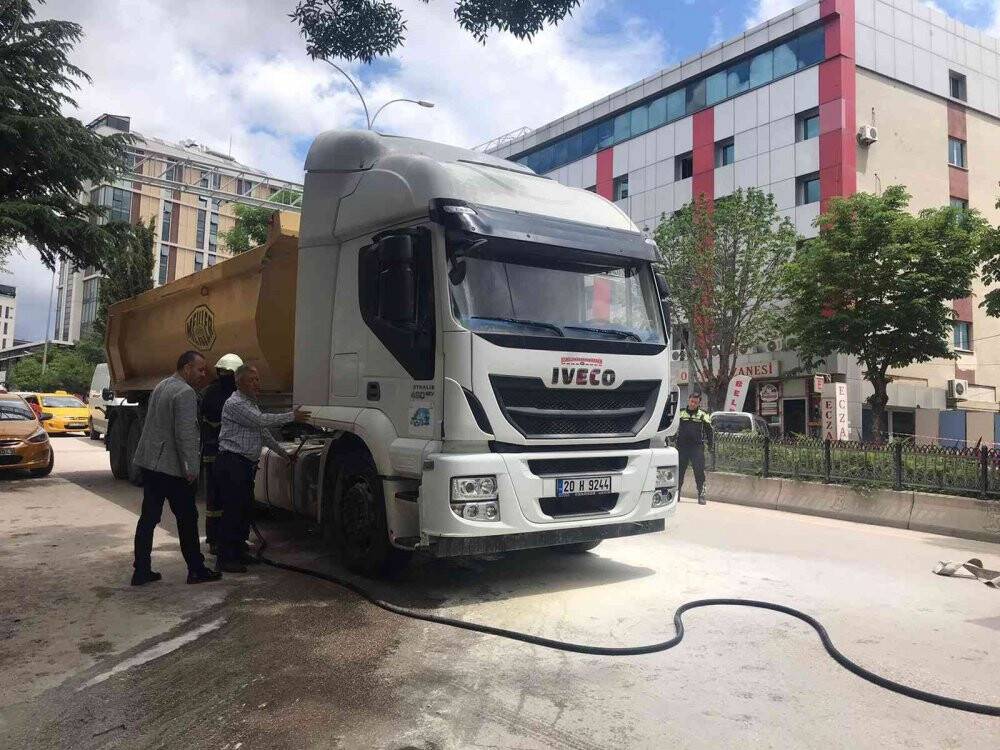 Bilecik’te seyir halindeki kamyon alev aldı