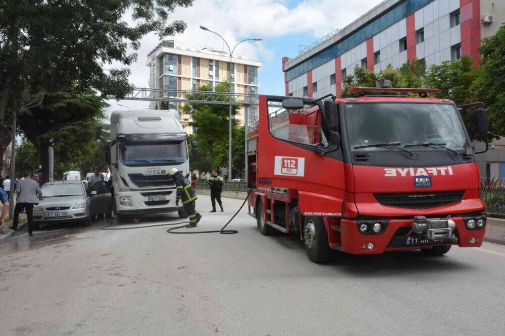 Bilecik’te seyir halindeki kamyon alev aldı