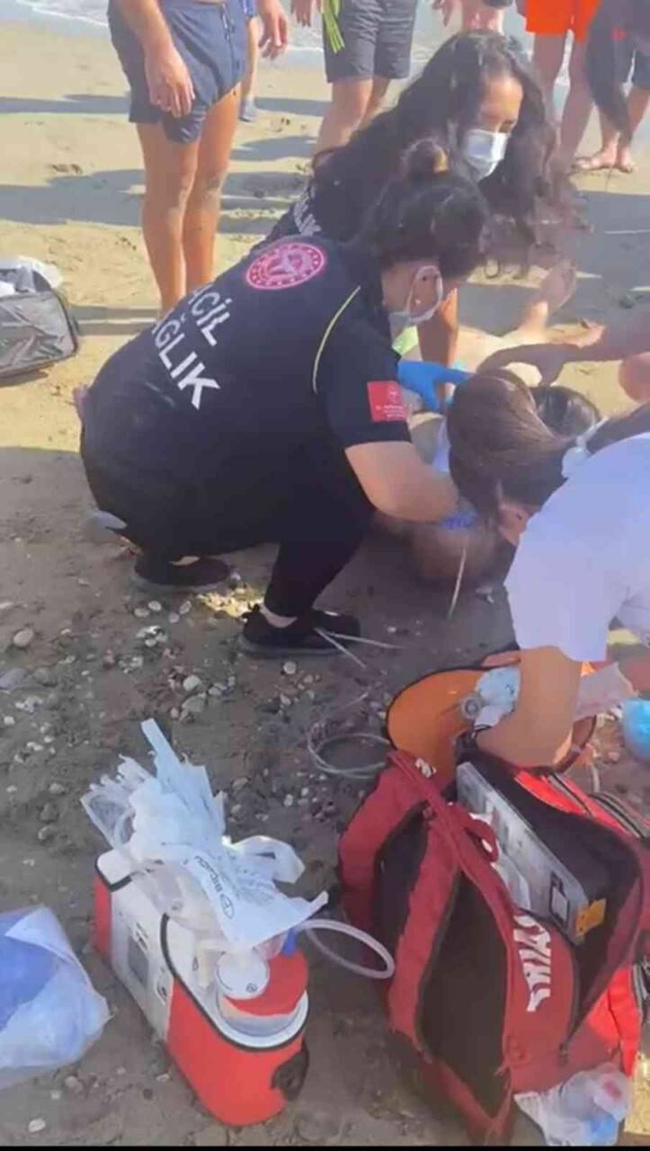 Boğulan adam dakikalarca yapılan kalp masajına rağmen kurtarılamadı
