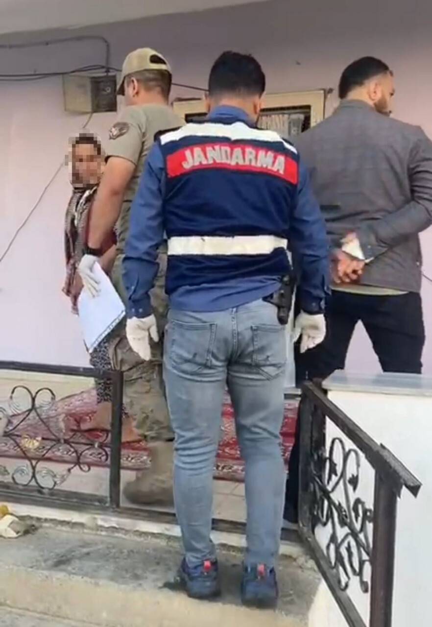 Çocuk cinayetinden ve 38 ayrı suçtan aranan şahıs, bazanın altında yakalandı
