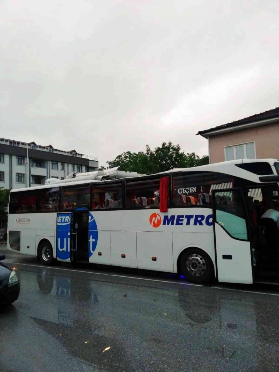 Denizli’den yola çıkan yolcu otobüsü alt geçitte sıkıştı